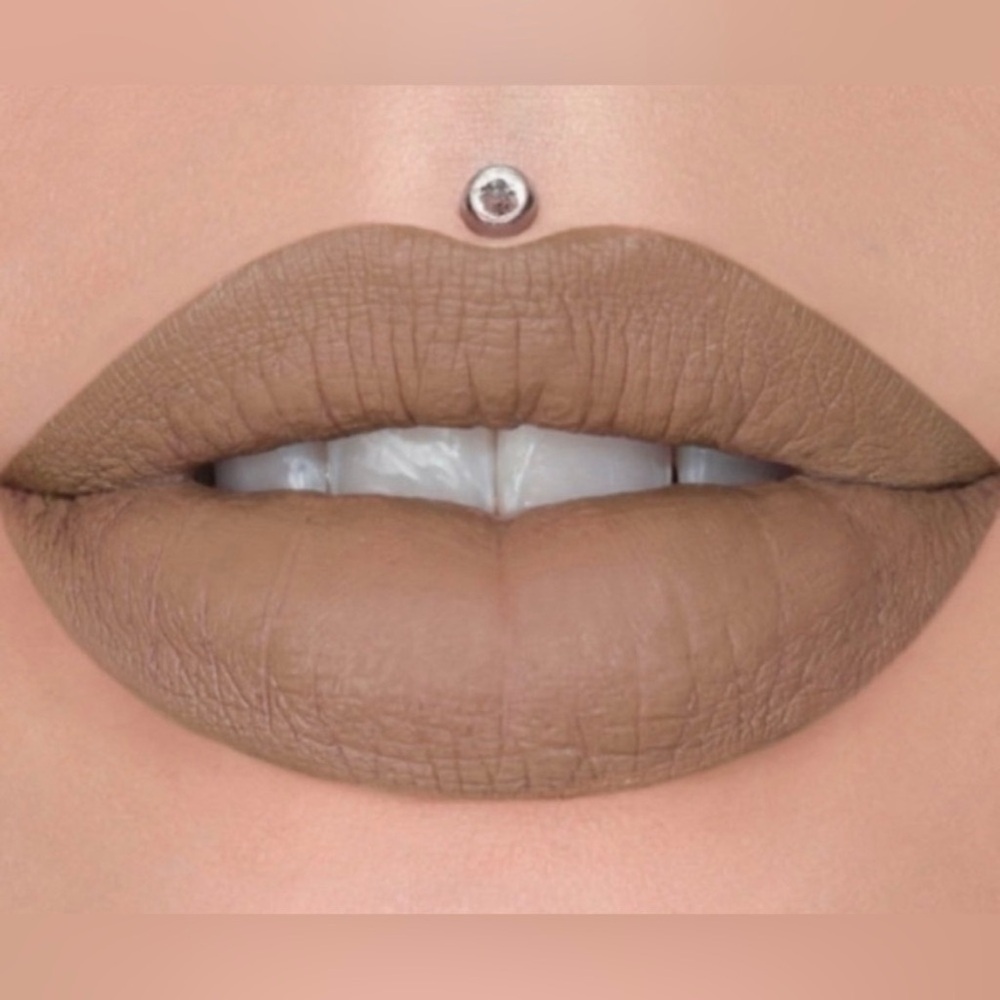 Gated Community New in Box Jeffree Star Velour Liquid Lipstick Neutral Tan